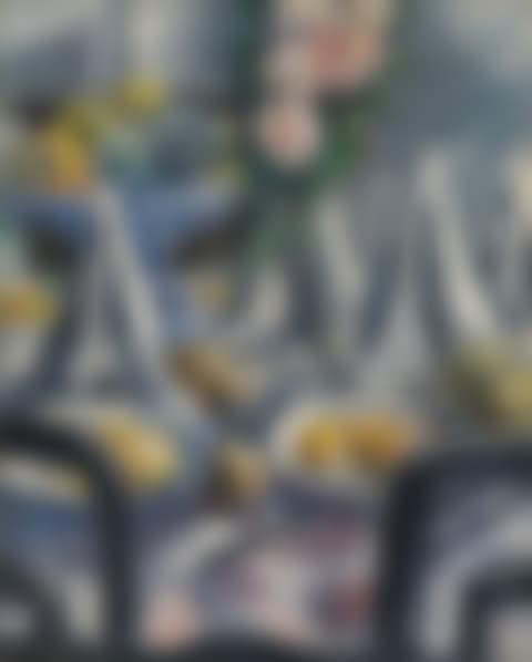 Gedeckter Tisch mit Servietten und Rosen (preview)