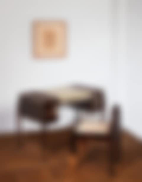 COIFFEUSE 'POUDREUSE FUSEAU' OU 'POUDREUSE GAINE', VERS 1925 ET CHAISE 'SUCÉNA' (preview)