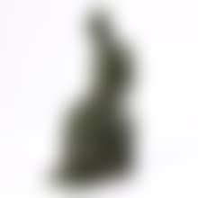 Grande femme assise au socle ajoure (preview)