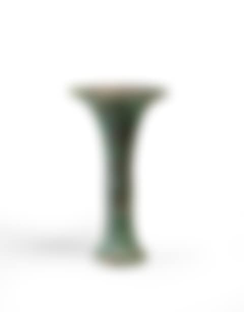 Vase cornet en bronze Dynastie des Han A bronze 'gu' vase Han dynasty (preview)
