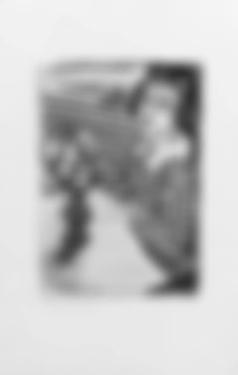 Jeune fille assise au bouquet de fleurs (preview)