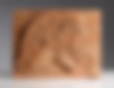 Roter Marmor im Relief skulptiert (preview)