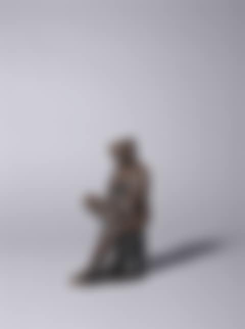 Femme assise tenant son pied aux mains (preview)