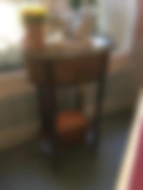 PETITE TABLE DE SALON OVALE En bois de placage, montants droits à cannelures, (preview)