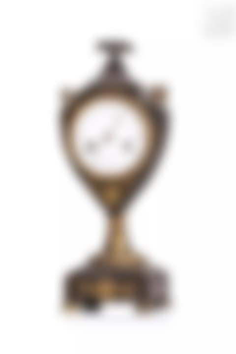Chiseled, patinated and gilded bronze pendulum, in the shape of a vase on a pedestal, an eagle with outstretched wings (preview)