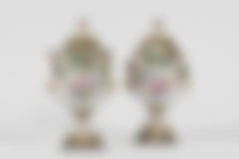 Dans le goût de Meissen, paire de vases couverts en porcelaine (preview)