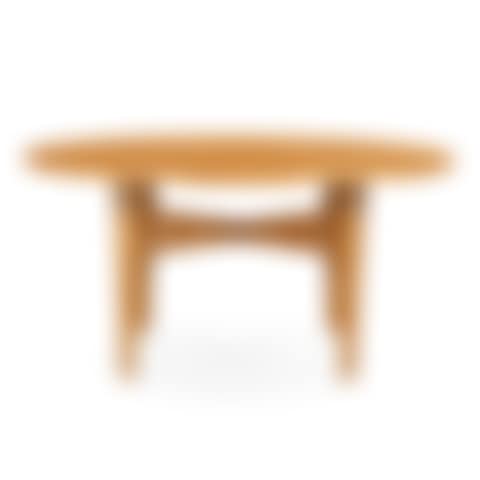 an oak dining table (preview)