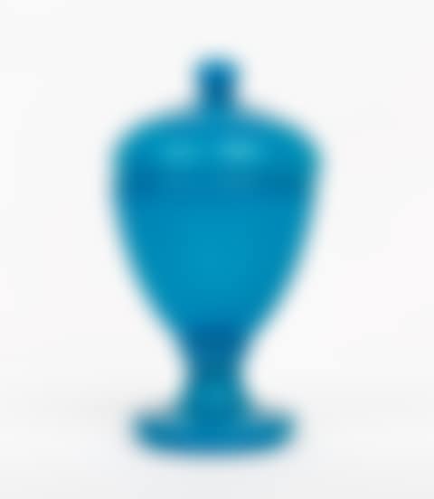 Urn on pedestal (preview)