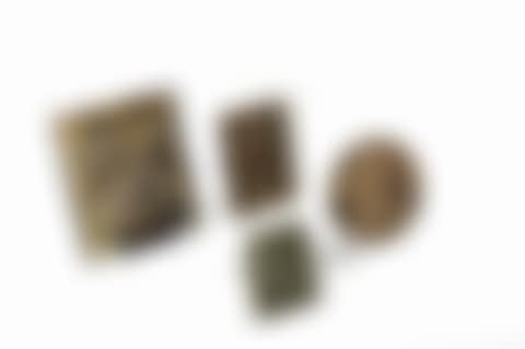 Lot consisting of three bronze and one zinc plaques with bas-reliefs depicting portraits of Kings in profile (preview)