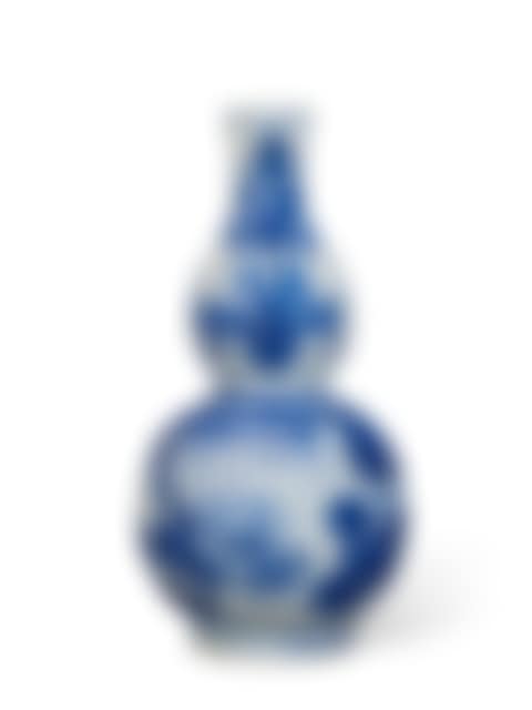 A SMALL CHINESE PORCELAIN BLUE AND WHITE DOUBLE-GOURD VASE (preview)