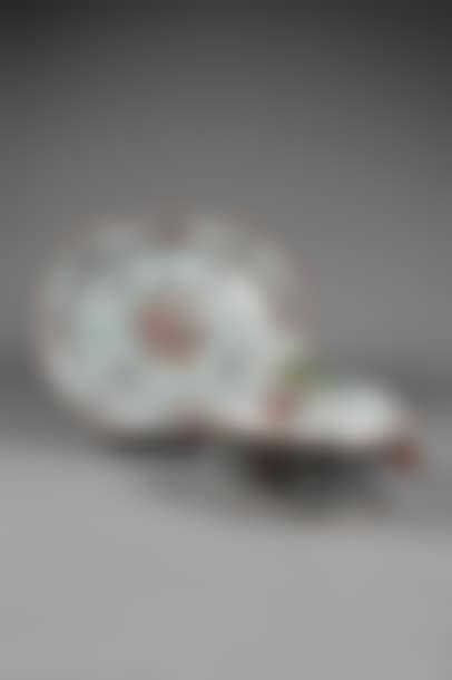 Covered terrine and its porcelain display from the Compagnie des Indes (preview)
