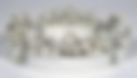 White ceramic centerpiece with floral decoration composed of four elements forming a circle (preview)