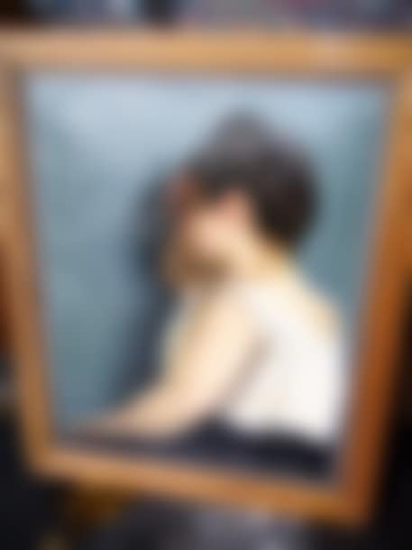 Woman in three-quarter view (preview)