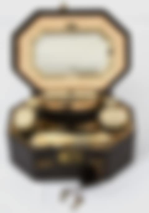 GEORGE V DRESSER SET IN CASE (preview)