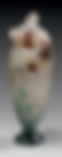 Vase on pedestal with neck and hot-stretched tips in the shape of a “Népenthes” plant (preview)