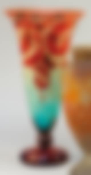 Large conical vase on pedestal (preview)