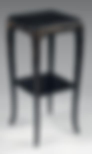 Small high table in black lacquer with eggshell inlays, slightly arched base (preview)