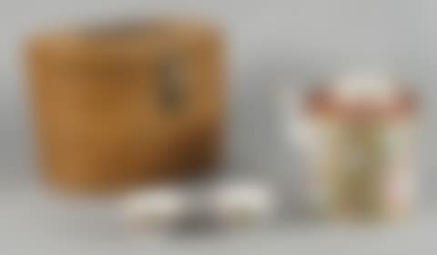 Woven straw suitcase (preview)