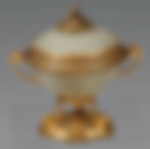 Round serpentine and gilded bronze casserole dish (preview)