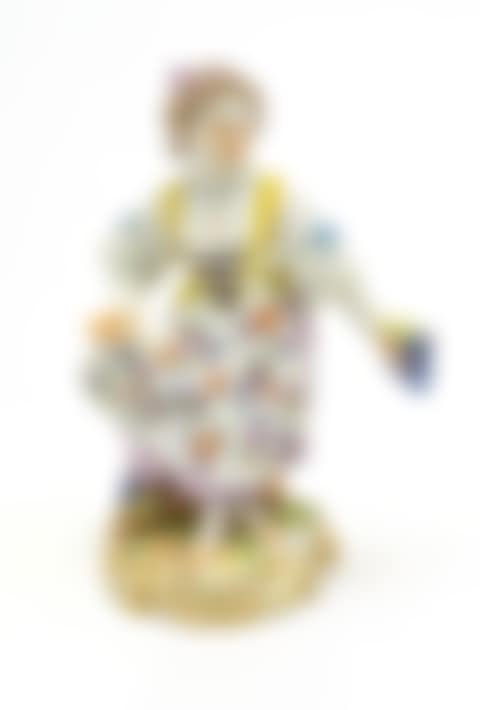 PORCELAIN YOUNG WOMAN WITH GRAPES (preview)