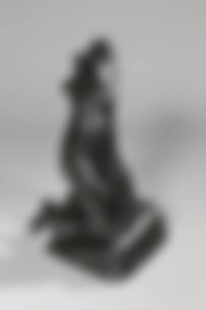 Female nude, kneeling in a twist (preview)