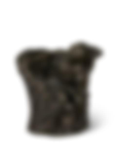 Femme assise dans un fauteuil, s"essuyant la nuque (preview)